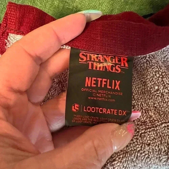 Lootcrate Netflix Stranger Things Beach Towel Barb RIP - New, Never Had Tags - Picture 3 of 4